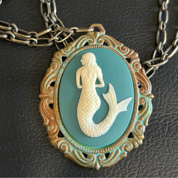 Mermaid cameo Necklace - Picture 3 of 8